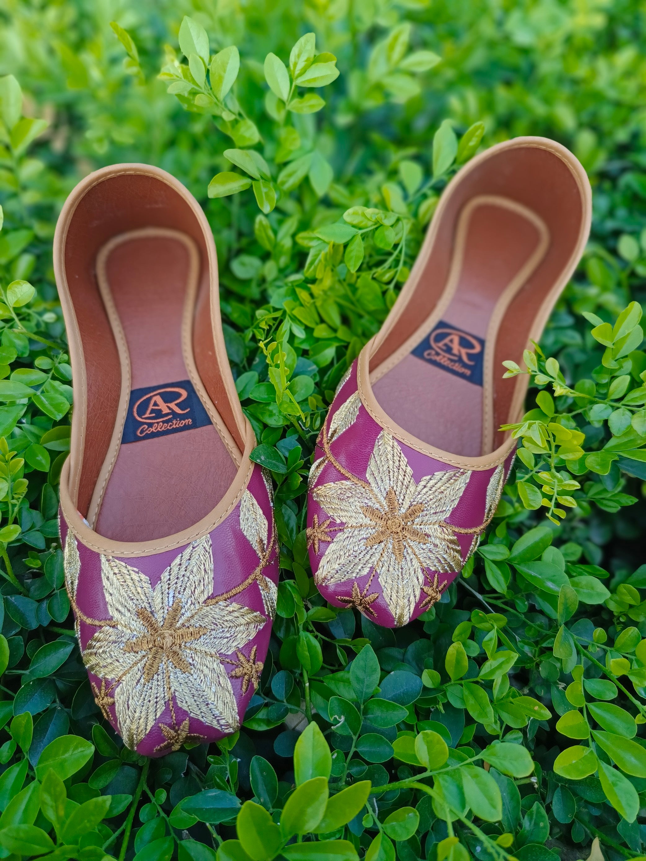 Handmade Embroidered Khussa – The Essence of Tradition 🔥