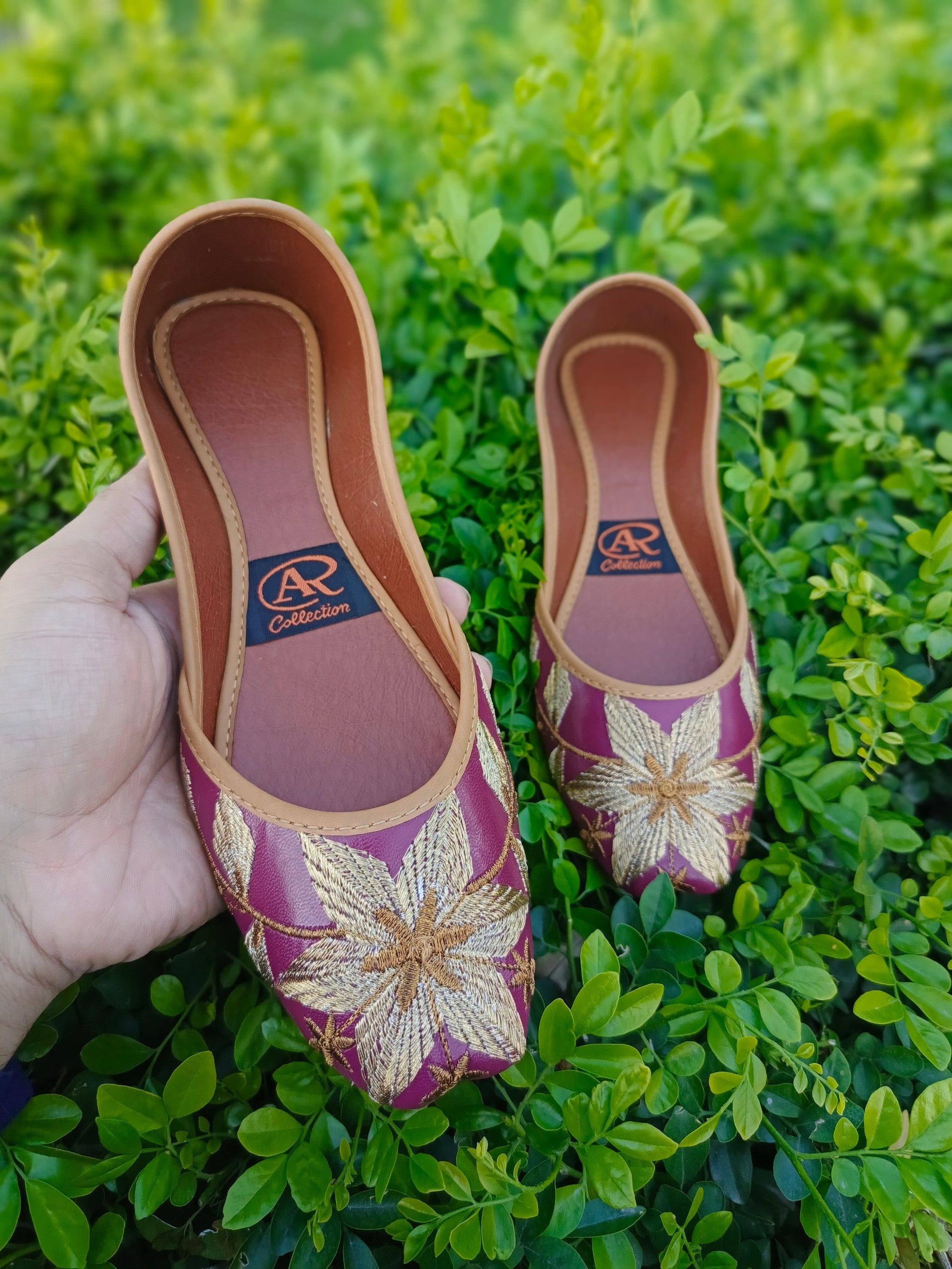 Handmade Embroidered Khussa – The Essence of Tradition 🔥