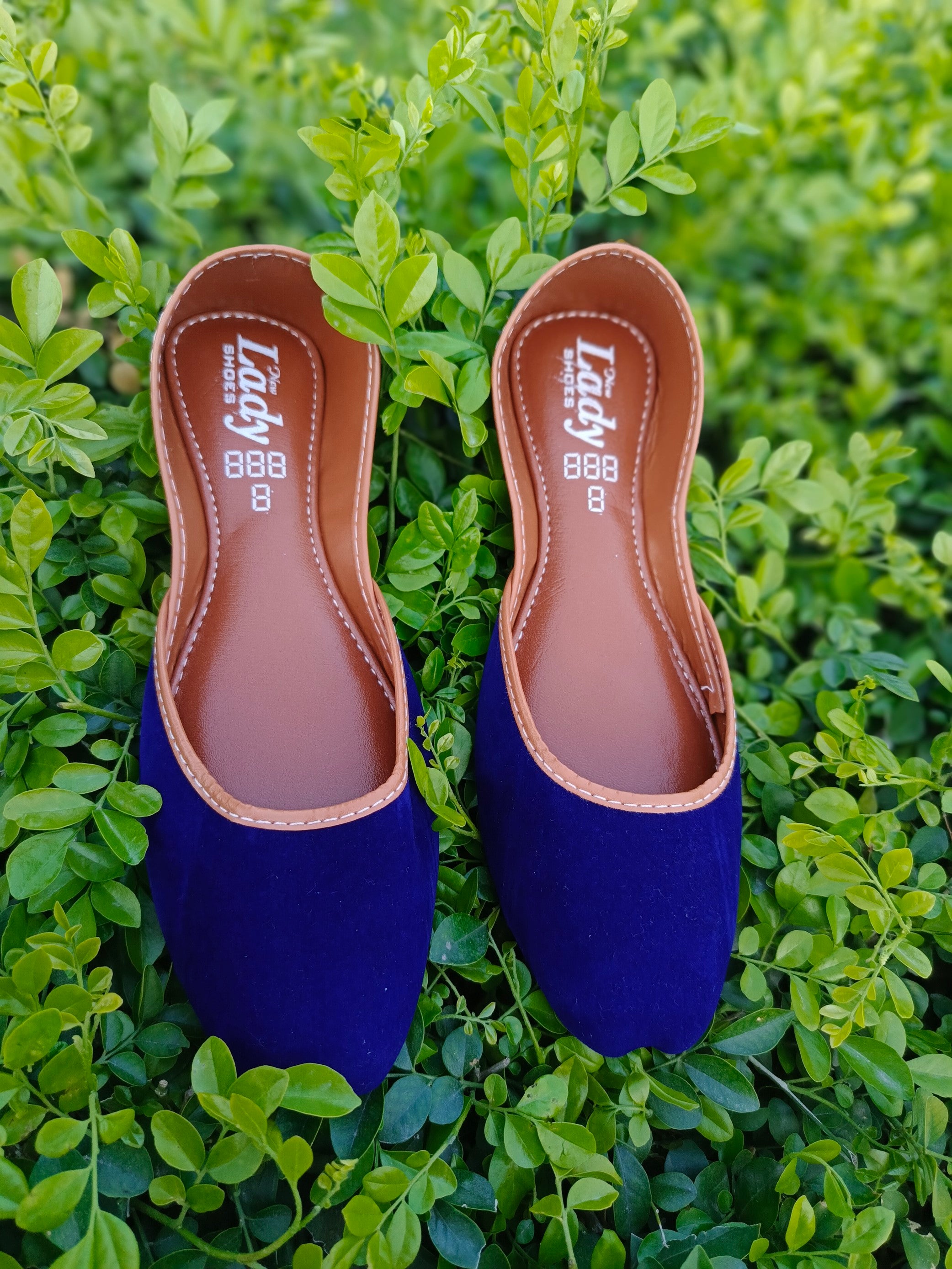 "Classic Plain Velvet Khussa – Timeless Elegance & Comfort"🔥
