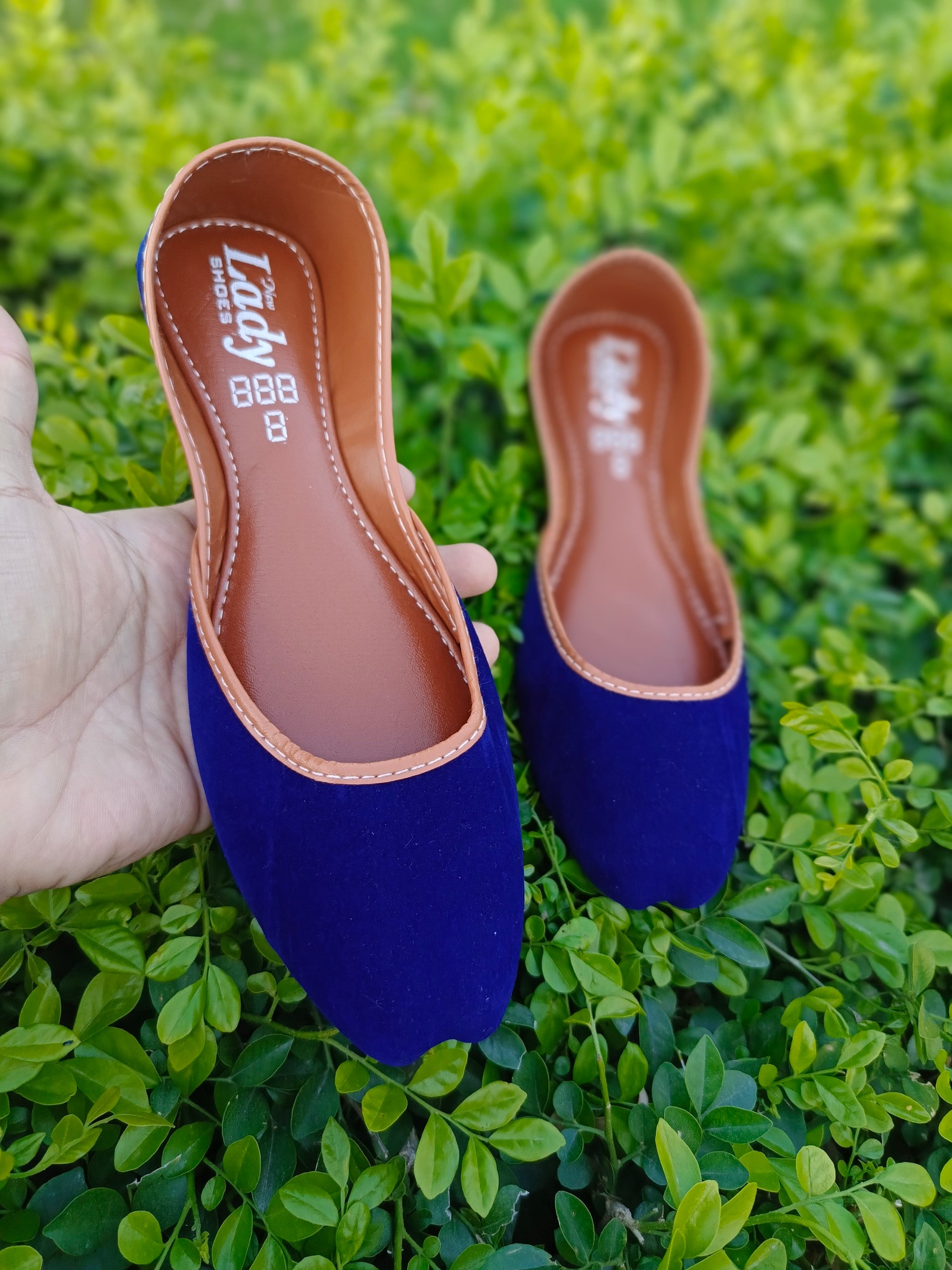 "Classic Plain Velvet Khussa – Timeless Elegance & Comfort"🔥
