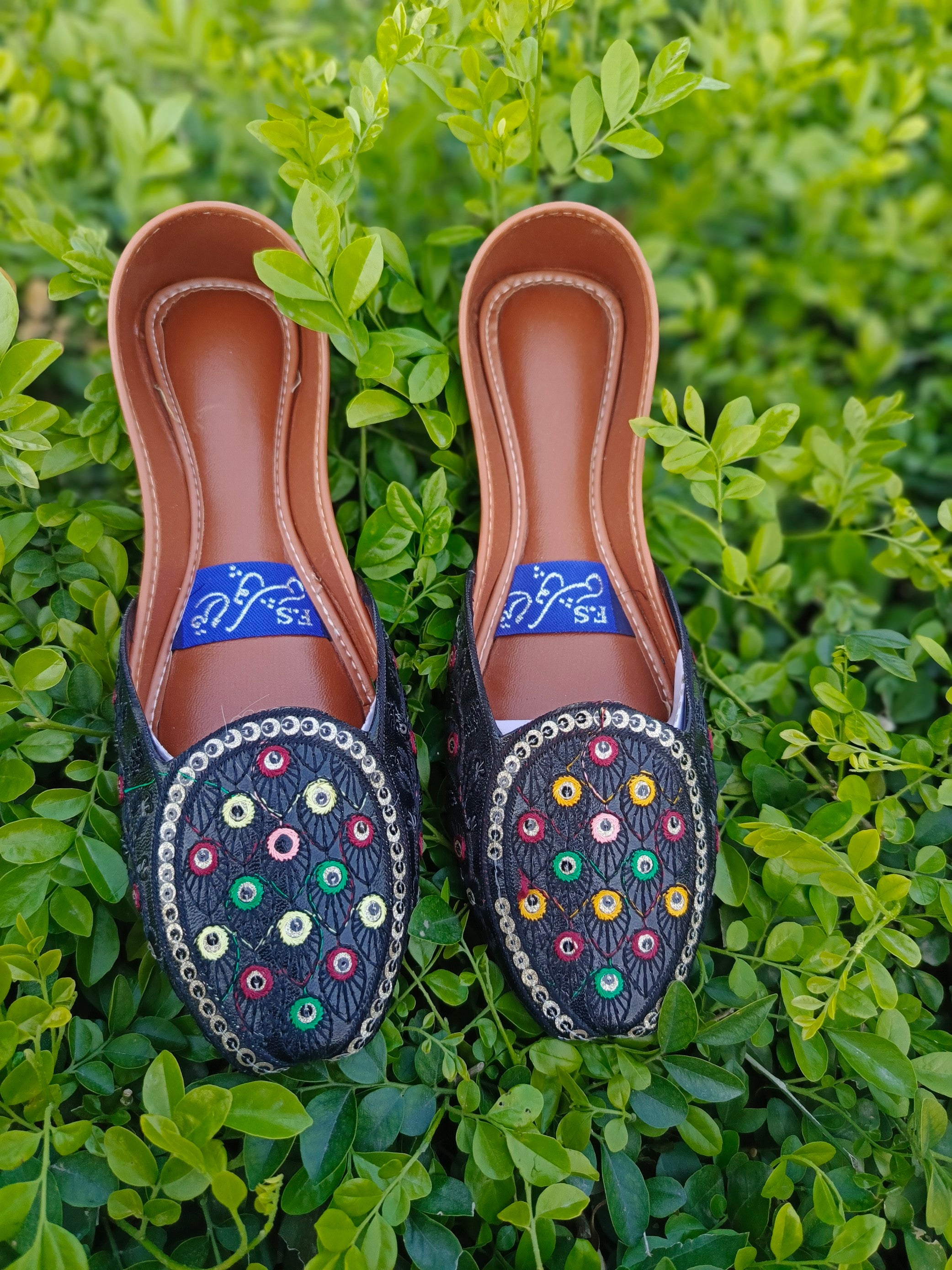 Shabnam Dew Drop Embroidered Khussa🔥