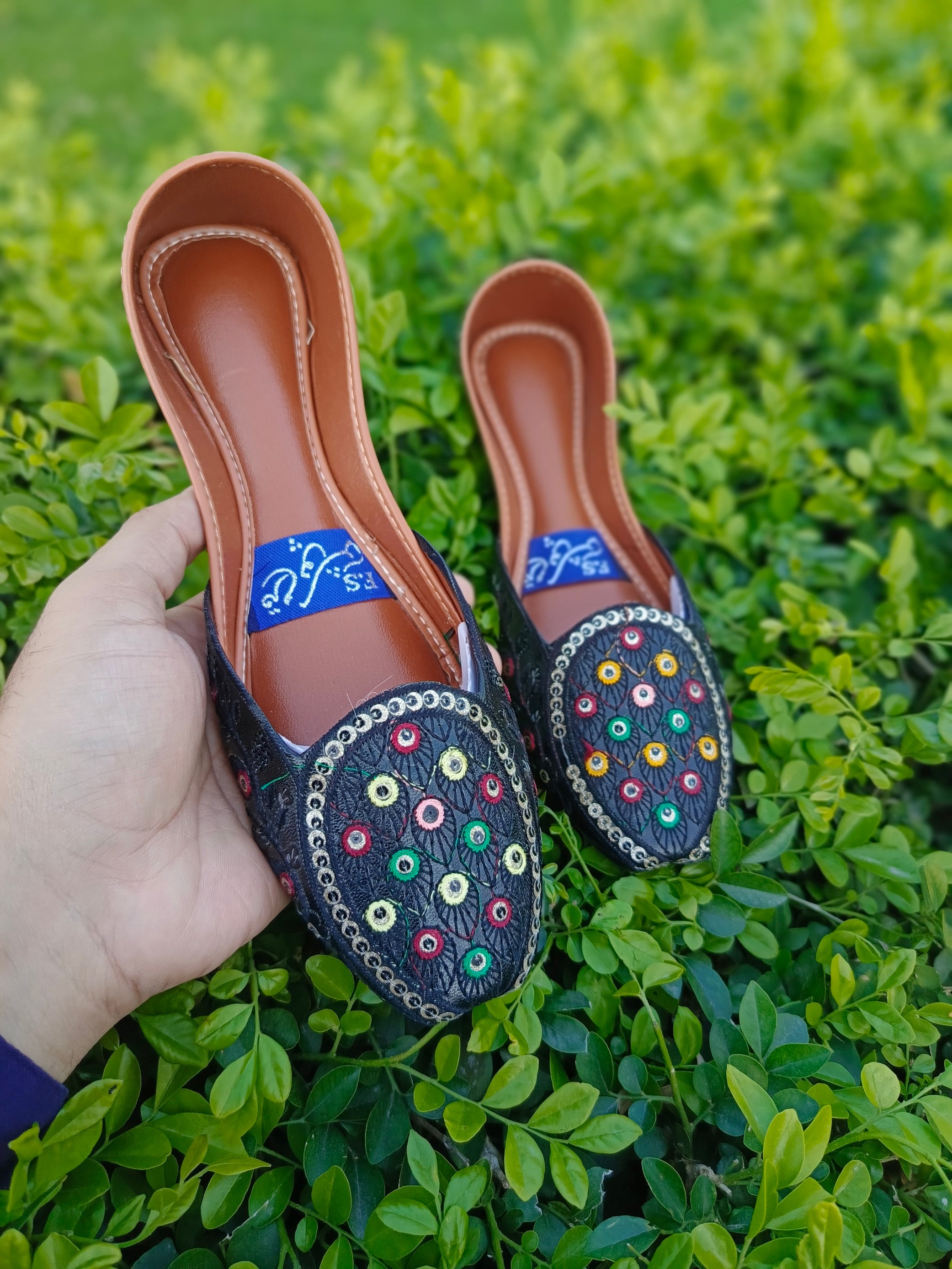Shabnam Dew Drop Embroidered Khussa🔥
