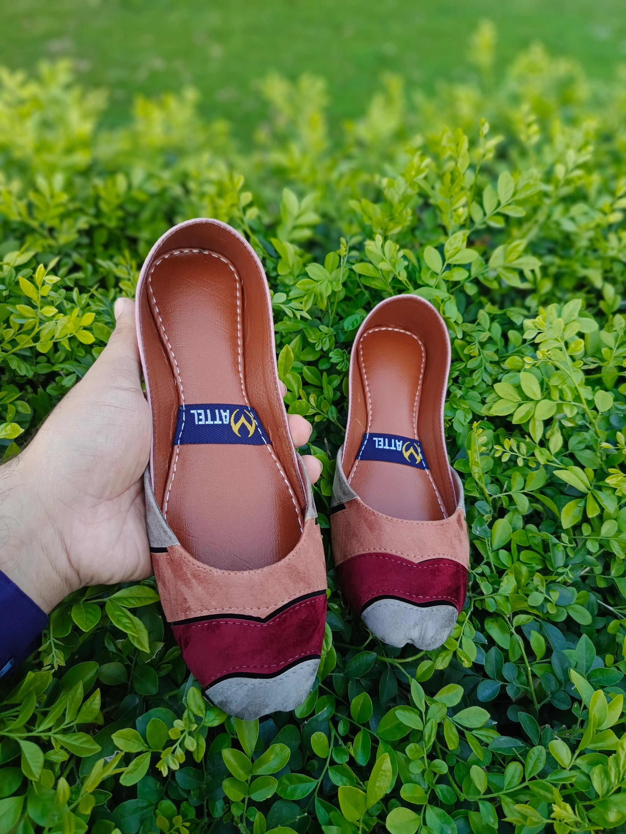 Chic & Trendy Khussa – Step into Tradition with Style
🔥