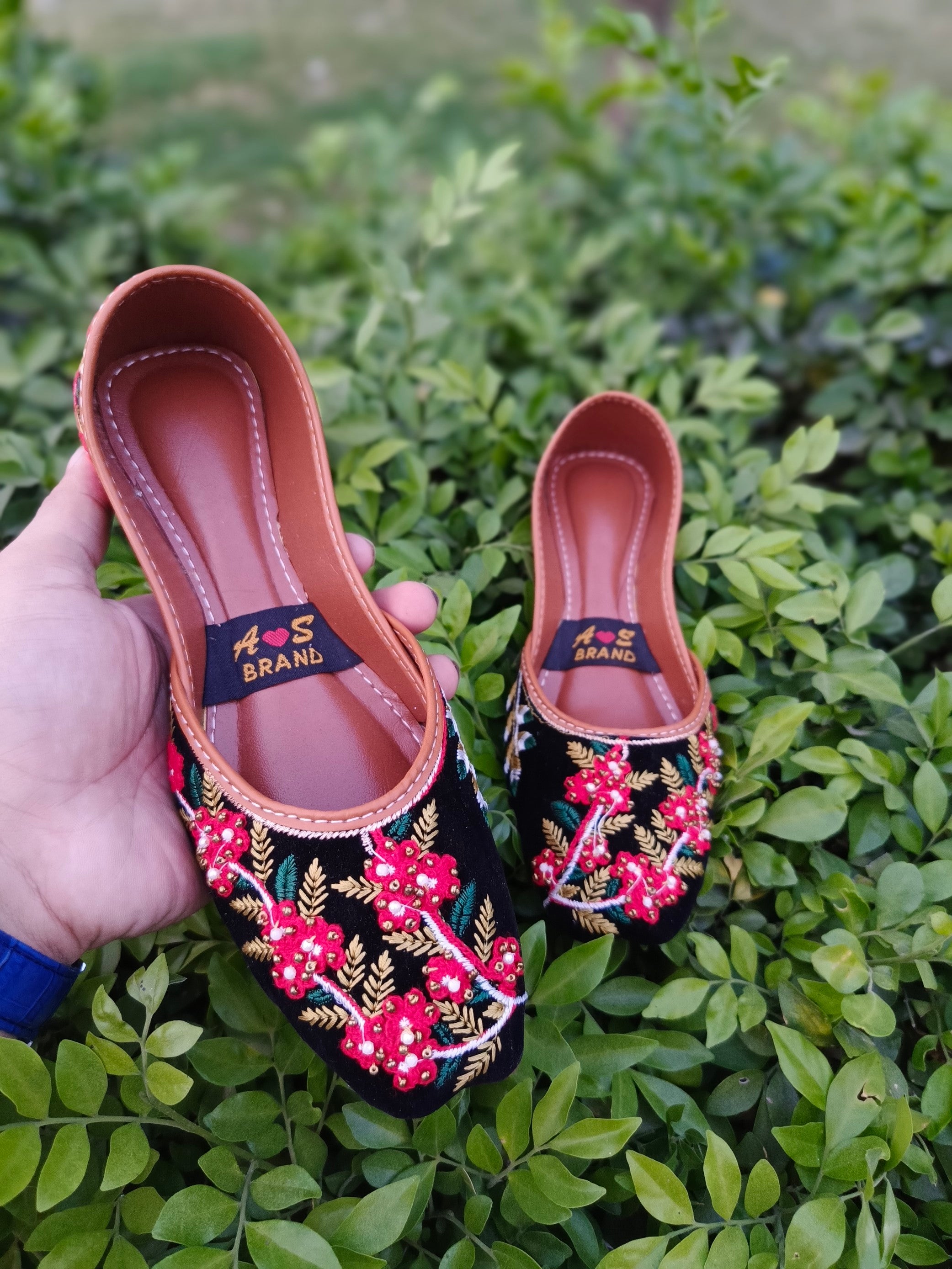 Handcrafted Black Velvet Floral Khussa – Ethnic Elegance by A&S Brand