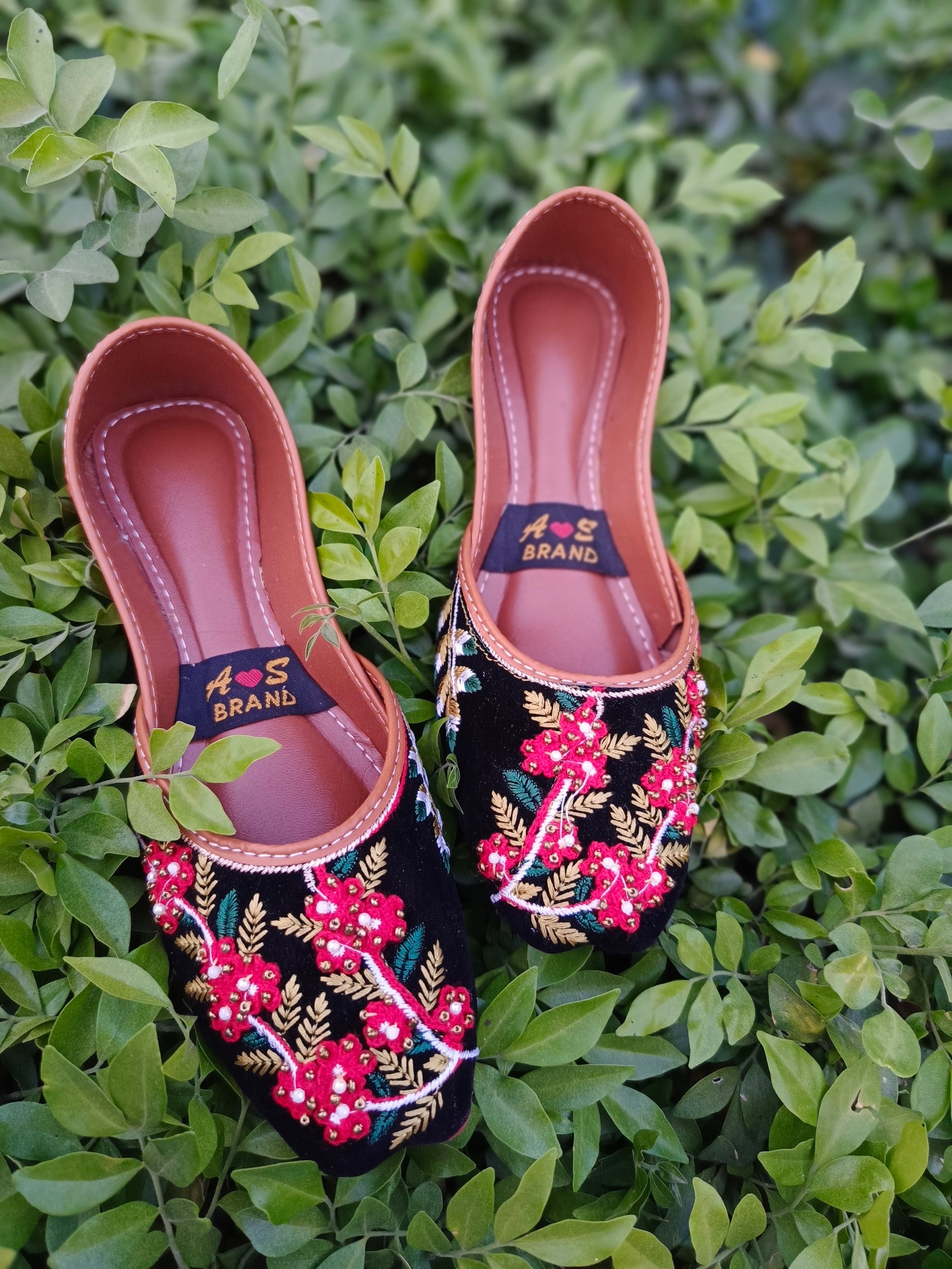 Handcrafted Black Velvet Floral Khussa – Ethnic Elegance by A&S Brand