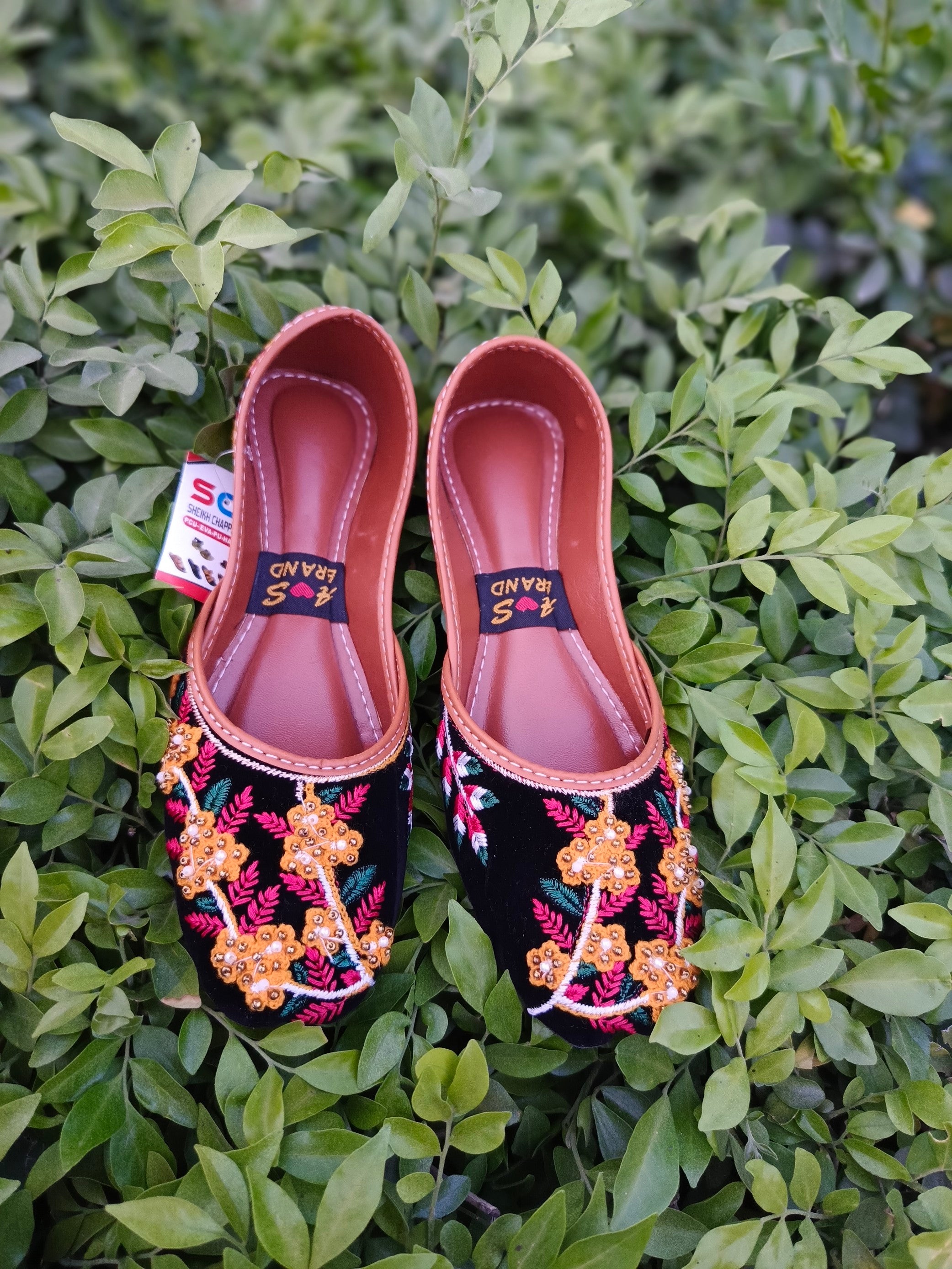 Handcrafted Black Velvet Floral Khussa – Ethnic Elegance by A&S Brand