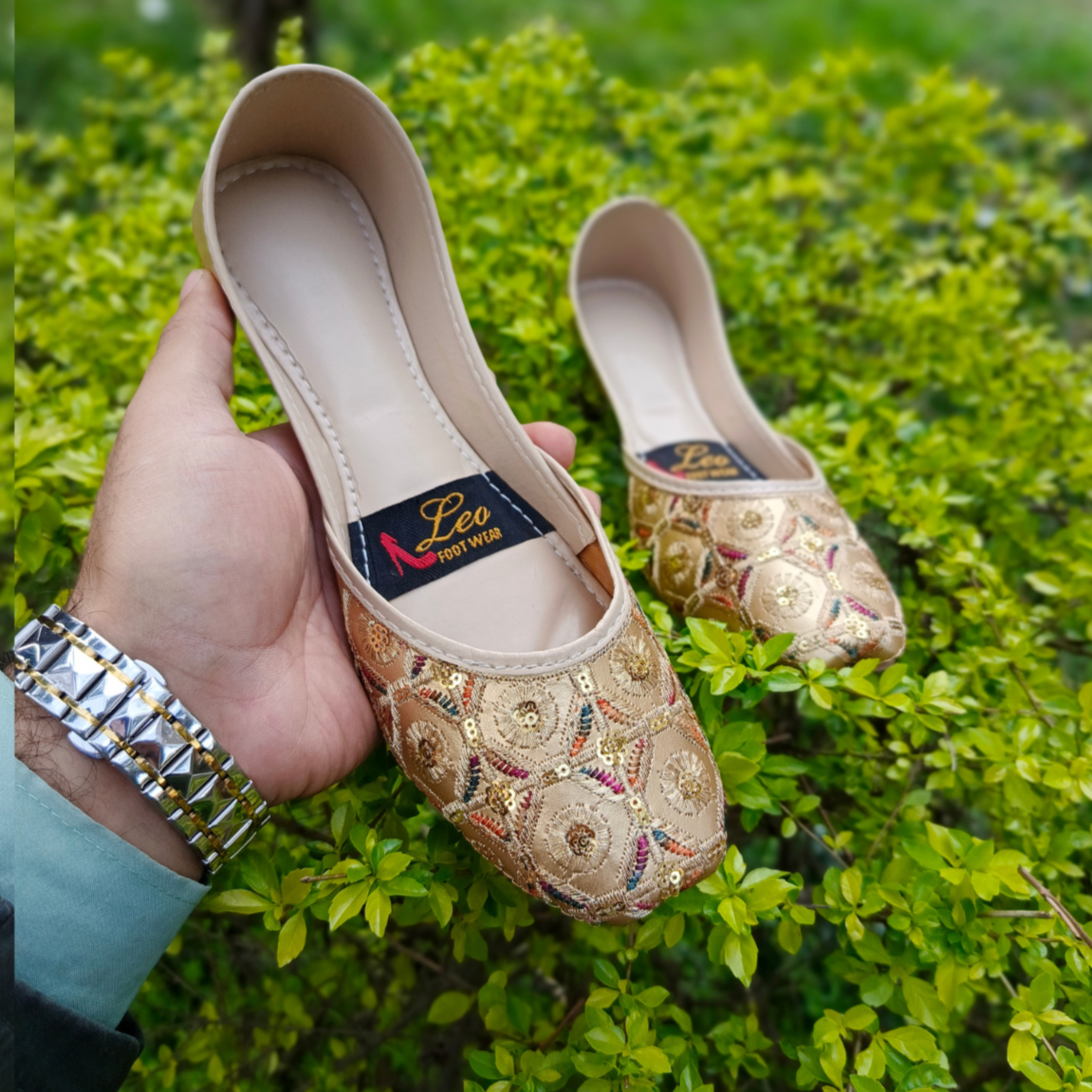 Elegant Golden Khussa for Ladies – Timeless Tradition with a Modern Touch"