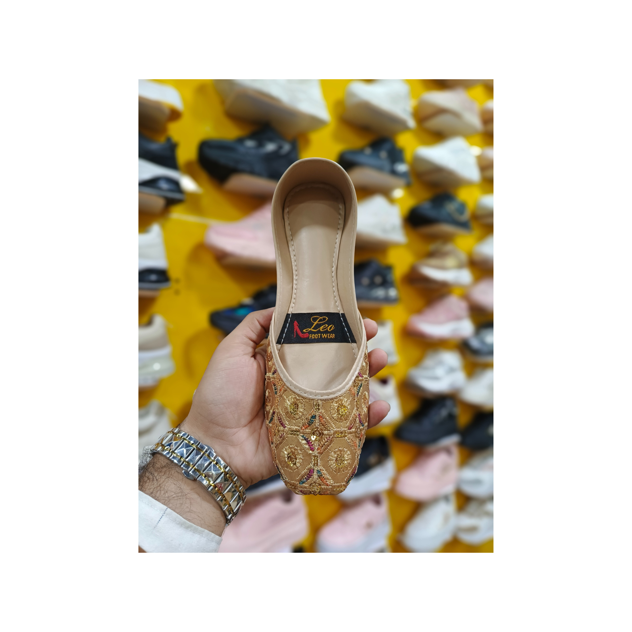 Elegant Golden Khussa for Ladies – Timeless Tradition with a Modern Touch"