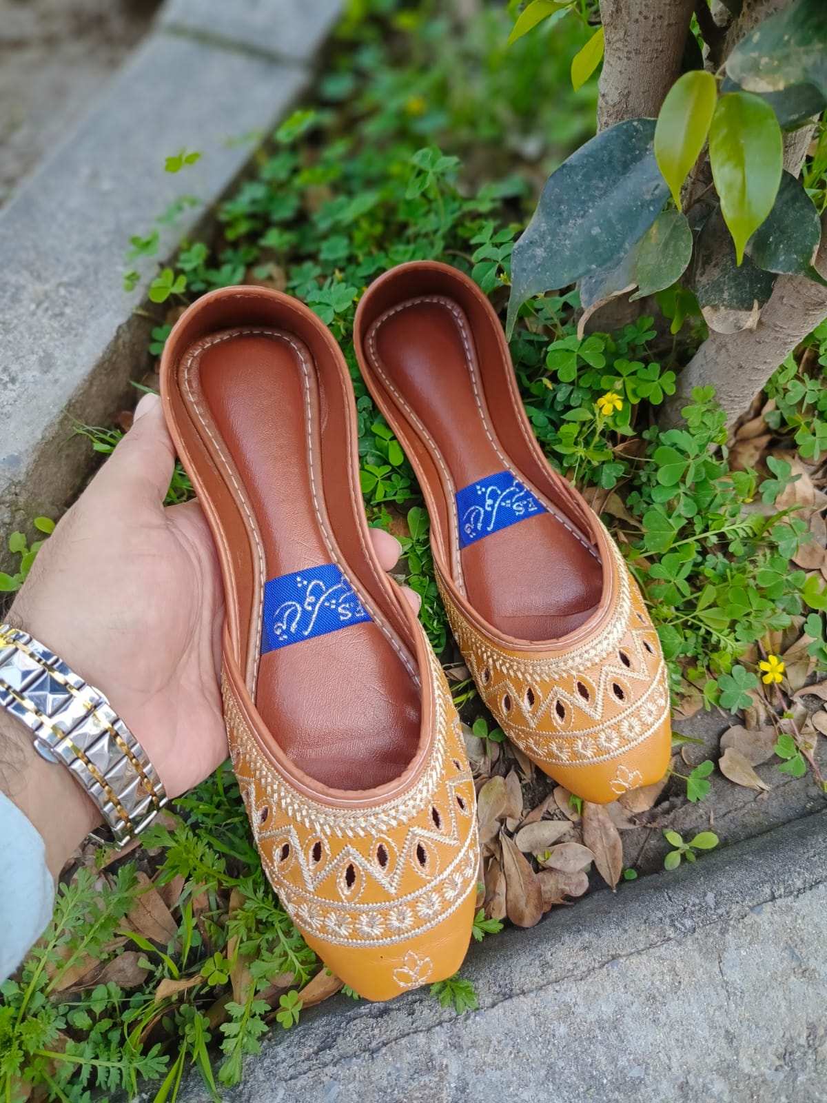 Women's Embroidered Khussa – Premium Quality
