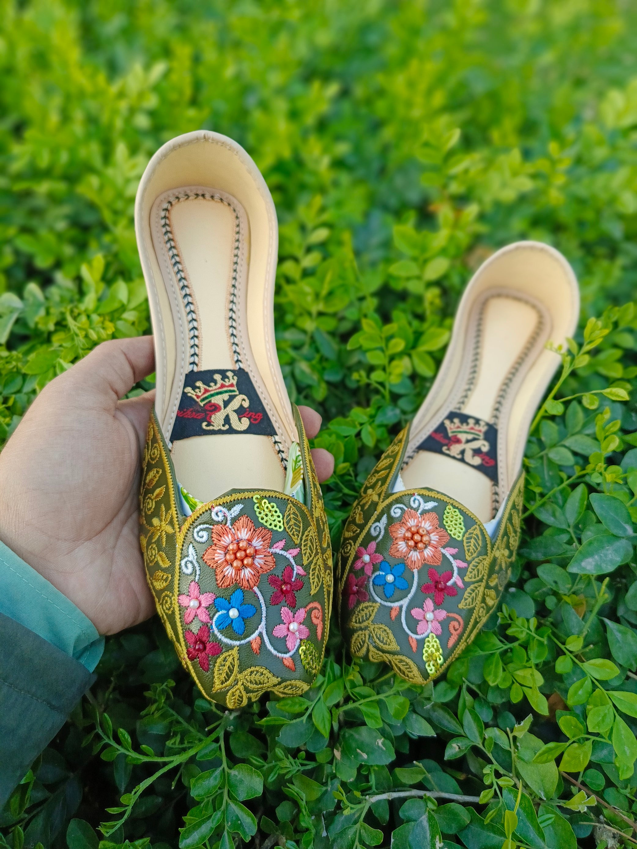 Traditional Handcrafted Khussa – Timeless Elegance🔥