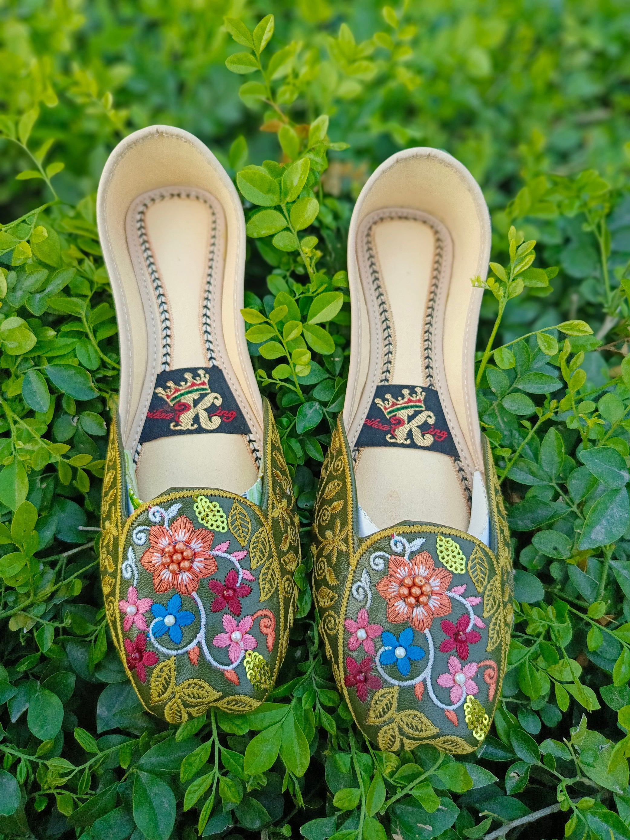 Traditional Handcrafted Khussa – Timeless Elegance🔥
