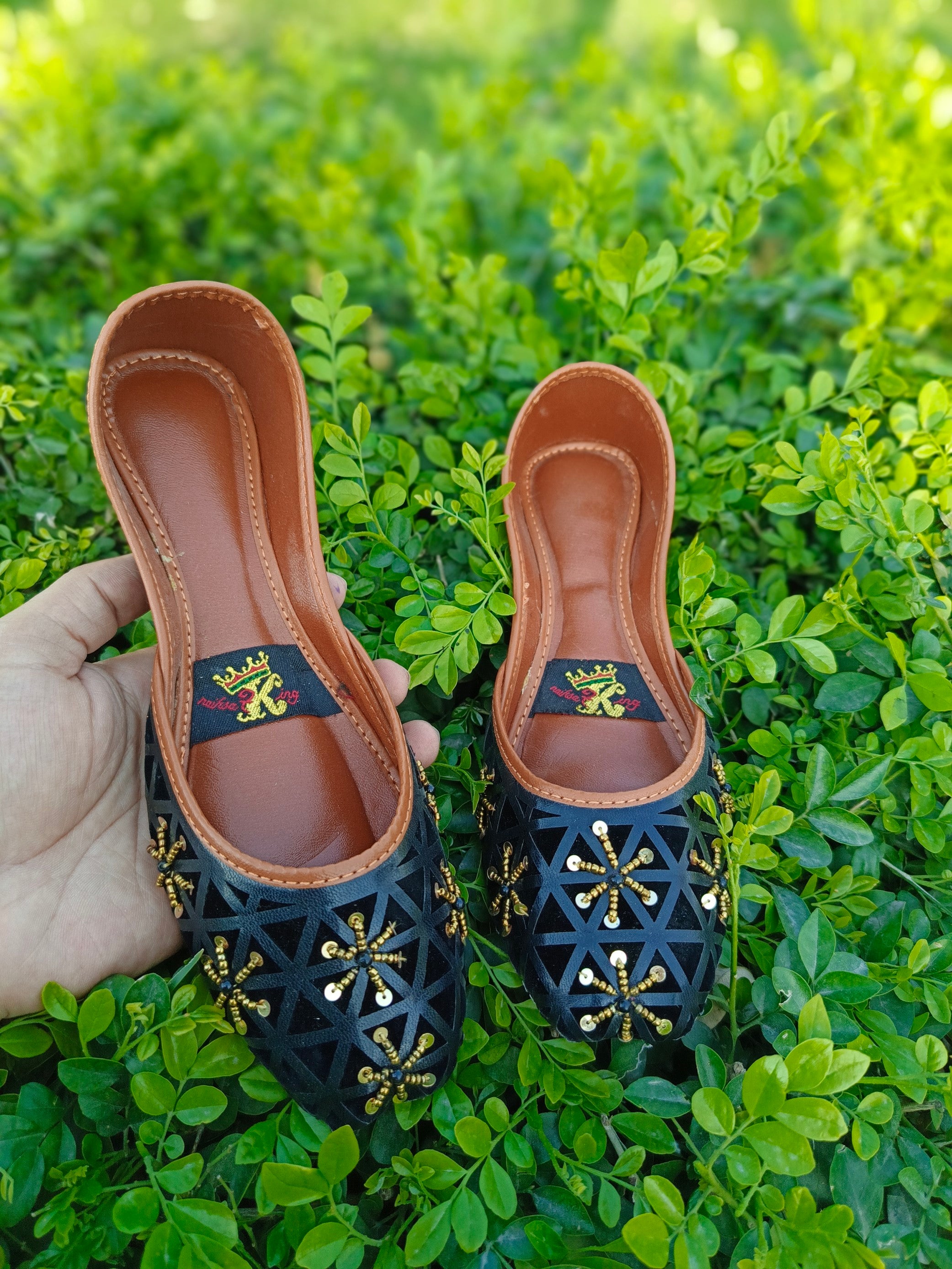 Chamak Damak Khussa – Dazzle Your Steps 🔥